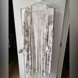 LuLaRoe Sarah Duster Cardigan in cream/black floral print